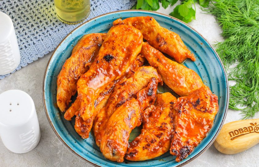 1. Этап. Мясо Дракона на Новый год: Обжаренное мясо выложите на тарелку, а в сковороду добавьте следующую порцию мяса.