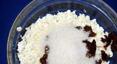 1. Этап. Булочки с черносливом: Далее делаем начинку. Для этого следует смешать в глубокой миске творог, порезанный чернослив, какао, 1 яйцо, сахар и манную крупу. Все размельчить блендером.