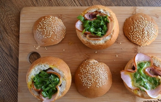 1. Этап. Горячие булочки с яйцом и сыром: Яйца, соль и перец взбейте в легкую пену, перемешайте с измельченным шпинатом. Разлейте смесь по булочкам.