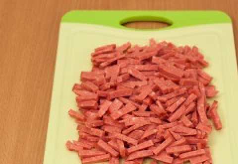 1. Этап. Салат из картофеля и грибов: 2. Колбасу режем соломкой.