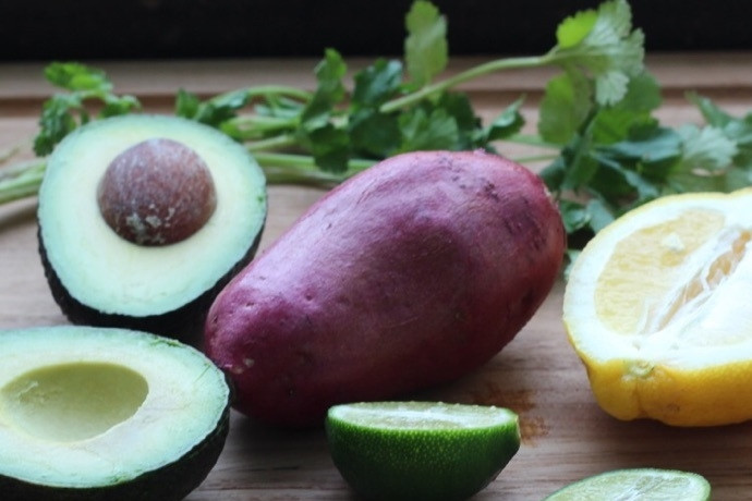 1. Этап. Закуска из батата с гуакамоле: 1. Отправьте целый картофель в кипящую воду и варите 3 минуты, затем удалите. Разрежьте пополам авокадо, удалите косточку.