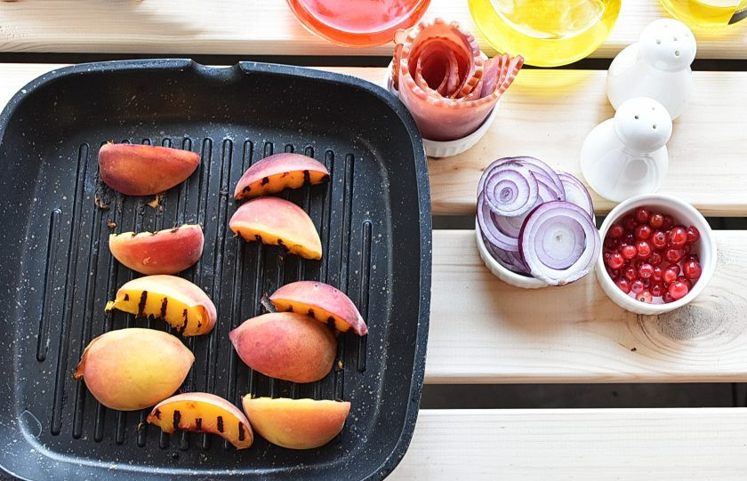 1. Этап. Салат с персиками: Персики нарежьте крупными дольками, удалив косточку. Обжарьте на сковороде-гриль по полторы минуты с каждой стороны. Снимите сковороду с огня и отставьте в сторонку.