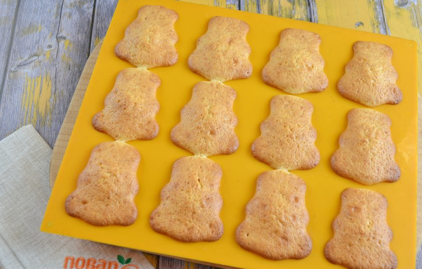 1. Этап. Кексы Мишки: 5. Как только мишки хорошо зарумянятся - они готовы. Можно дополнительно проверить зубочисткой, если она выходит сухая, значит точно готовы.