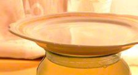 1. Этап. Медовуха без дрожжей: Не герметично прикройте банку блюдцем и оставьте при комнатной температуре на двое суток. Медовуха начнет бродить.