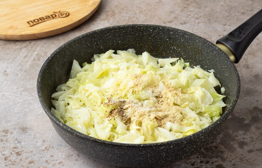 1. Этап. Капуста со сливками: Добавьте все оставшиеся специи и соль. Тщательно перемешайте, прогрейте 1 минуту и снимите с плиты.