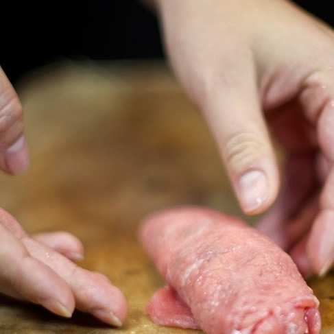 1. Этап. Рулетики из телятины: Должен получиться вот такой рулетик. Как видите, в одном рулетике нужно сделать 2-3 оборота - то есть, сворачивать его нужно как сигарету, не делая слишком больших оборотов.