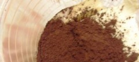 1. Этап. Колбаска из печенья и сгущенки: Масло смешиваем с какао в однородную массу.