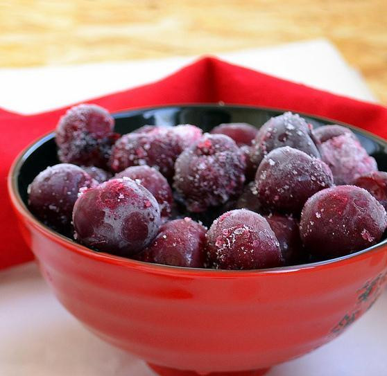 1. Этап. Закуска к шампанскому: 3. У меня была в запасе замороженная вишня. Если дать ей постоять на столе около 10-15 минут, то можно беспрепятственно вытащить косточки, не нарушая форму. Я так и сделала.