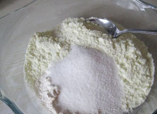 1. Этап. Рулет за 5 минут: Для начала мы смешиваем в глубокой миске муку, сухое молоко и сахар.