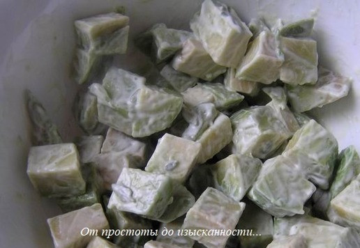 1. Этап. Салат Мартовский фьюжн: Если авокадо не очень спелое, добавьте немного майонеза, перемешайте, присолите.