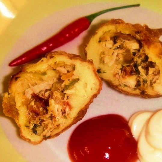 1. Этап. Пирожки с курицей и картошкой: Пирожки готовы! Подавать их можно и теплыми, и остывшими. Желательно - с каким-нибудь соусом. Приятного аппетита!