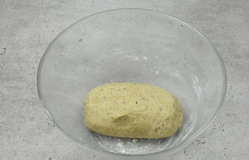 1. Этап. Литовский хлеб: Замесите тесто. Переложите в миску, накройте пленкой и оставьте на 2-2,5 часа.