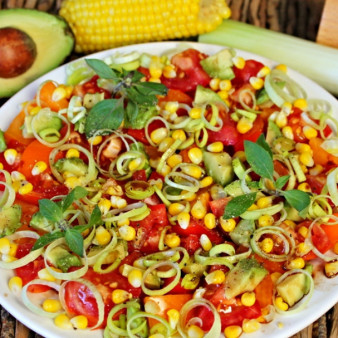 Салат из помидоров с авокадо, кукурузой и луком-пореем