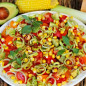 Салат из помидоров с авокадо, кукурузой и луком-пореем
