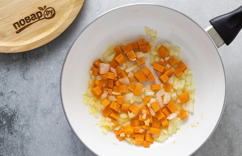 1. Этап. Лобио из баклажанов: Разогрейте сковороду с растительным маслом и обжарьте лук с морковью до золотистого цвета.