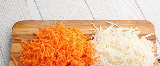 1. Этап. Суп с перловкой и курицей: Морковь и сельдерей нарезаем тонкой соломкой.