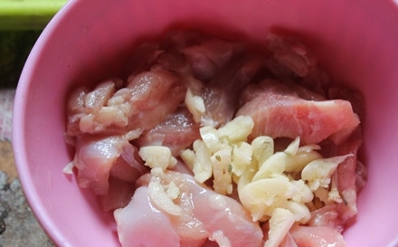 1. Этап. Шаверма дома: 3. Очистите и нарежьте крупно 4 зубчика чеснока.