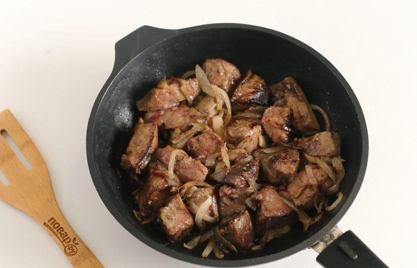 1. Этап. Картофель запеченный с говяжьей печенью в сметане: Добавьте нарезанную печень и обжарьте все вместе в течение 3-5 минут.