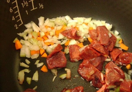 1. Этап. Капуста, тушенная с печенью: 1. В чашу мультиварки налейте растительное масло и включите режим 