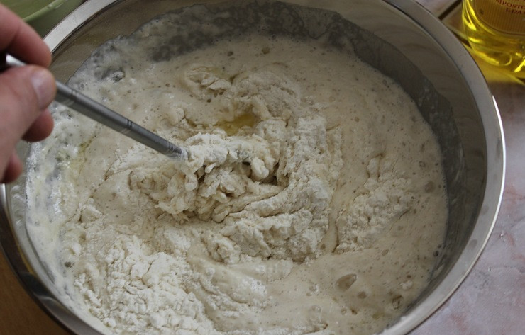 1. Этап. Чиабатта с луком: Насыпаем соль, перемешиваем все и на этом этапе приготовления добавляем предварительно обжаренный до золотистого цвета репчатый лук.