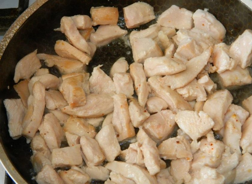 1. Этап. Томатная мясная подлива с грибами: Мясо нарежьте и хорошо обжарьте.