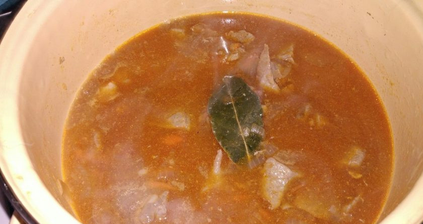 1. Этап. Говядина в густом томатном соусе: 6. Переложите в кастрюлю, добавьте лавровый лист и специи, тушите на слабом огне минимум час. Пробуйте мясо на мягкость. В среднем телятина тушится около часа, а говядина — около 1,5-2 часов (в зависимости от размера кусков).