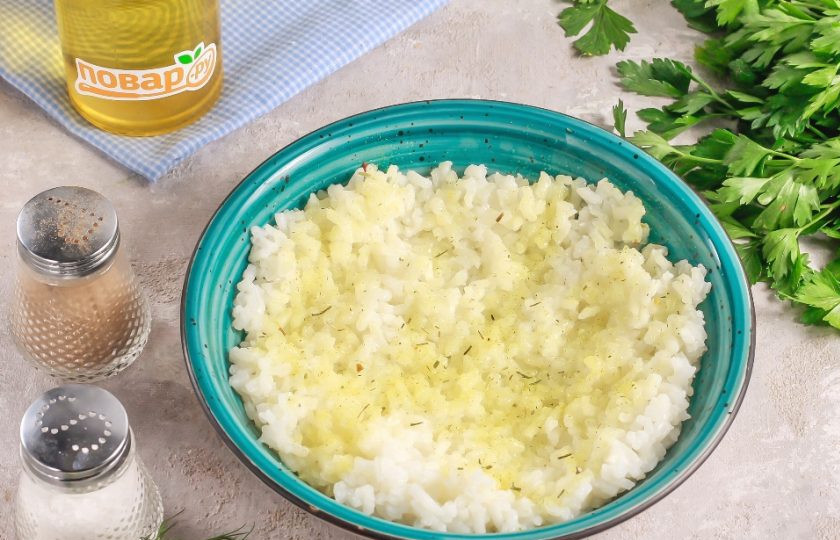 1. Этап. Рисовые шарики с креветками и творожным сыром: Выложите отваренный рис в глубокую емкость, всыпьте овощную приправу и перемешайте. Дайте остыть примерно 10 минут, чтобы рукам приятно было работать с рисом.