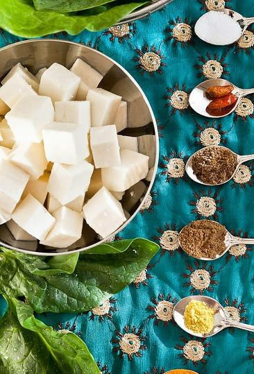 1. Этап. Шпинат с адыгейским сыром: Подготовим необходимые ингредиенты. Сыр нарежем красивыми, достаточно большими кубиками. Шпинат хорошенько промоем.