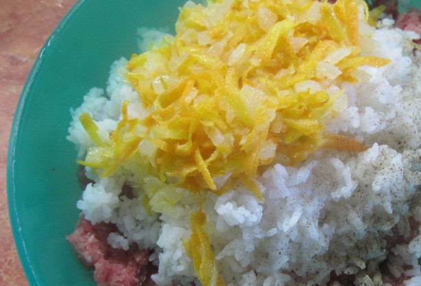 1. Этап. Мясная запеканка, как в детском садике: Также добавьте овощную зажарку.