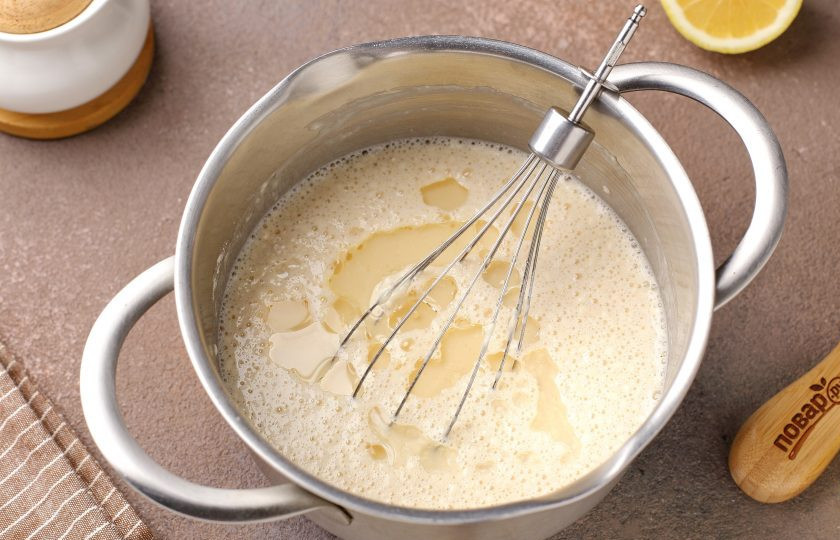 1. Этап. Блинчики хрустящие: Погасите соду лимонным соком и сразу же перемешайте. Влейте масло.