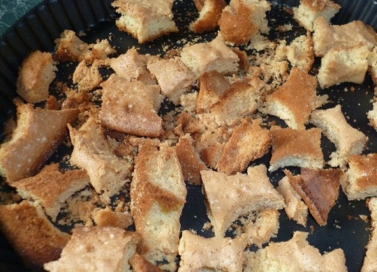 1. Этап. Бисквитные пирожные с кремом: 8. Обрезки нам тоже пригодятся.