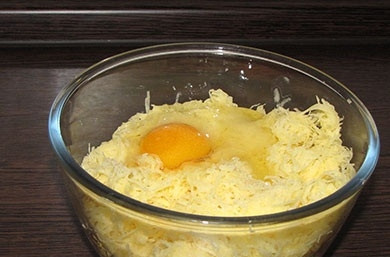 1. Этап. Картофельные шарики с фаршем: 2. Картошку натираем на крупной терке, отжимаем лишнюю влагу. Добавляем яйцо.