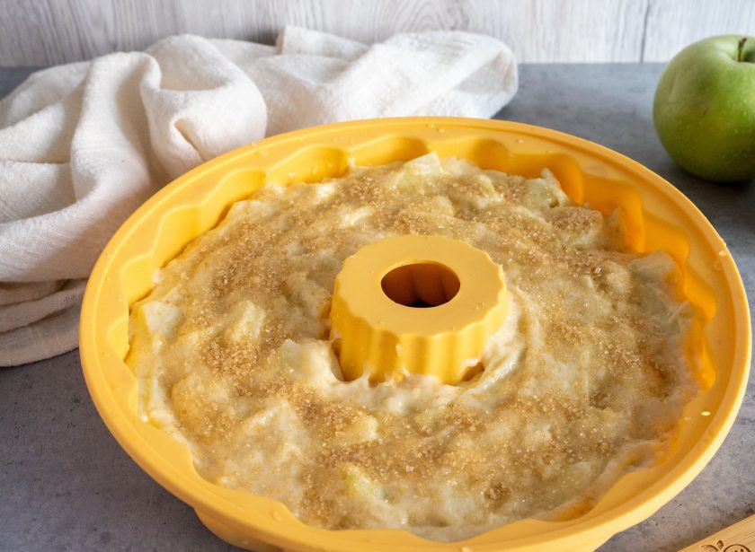 1. Этап. Пирог Неженка с яблоками: Сверху посыпьте коричневым сахаром для получения карамельной корочки. Т.к. при подаче я пирог перевернула — корочка осталась снизу. Если тоже будете переворачивать, то можно на дно формы насыпать сахар, а потом выкладывать тесто. В этом случае корочка получится сверху пирога.