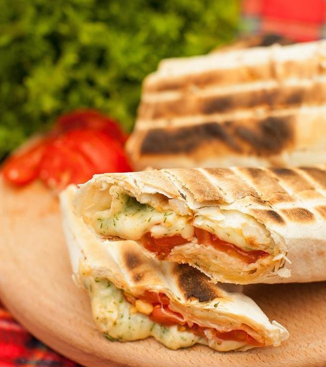 1. Этап. Лаваш с адыгейским сыром и зеленью: 7. Подавать лаваш с адыгейским сыром и зеленью лучше в горячем виде, если вы доводили его до готовности на гриле. Также можно его нарезать на небольшие части.