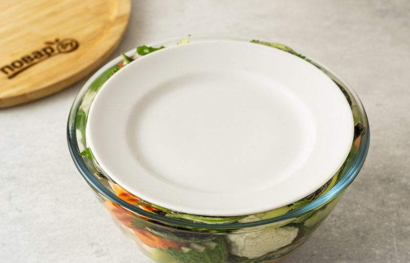 1. Этап. Армянские соленья: Прикройте овощи тарелкой, чтобы они полностью были покрыты рассолом. Груз ставить не нужно. Оставьте овощи на 5-7 дней при комнатной температуре. Затем овощи можно убрать в холодильник на хранение.