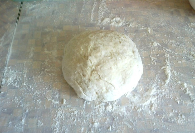 1. Этап. Тесто для баурсаков: Чтобы тесто было воздушным, нам необходимо его тщательно вымесить. Лучше всего это делать на столе, посыпанном мукой.
