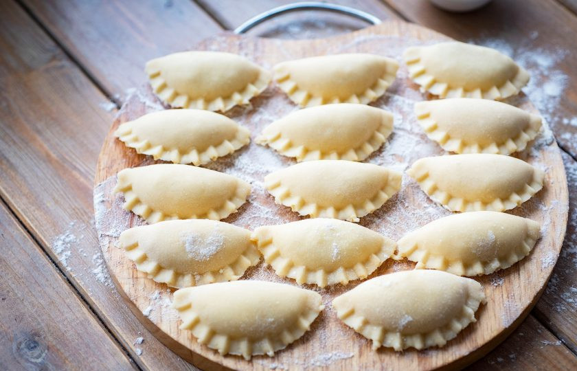 1. Этап. Вареники на кефире и дрожжах: Заготовьте сразу все вареники из всего теста и начинки. Если получится больше заготовок, чем планируете варить, то можно излишки заморозить в морозильной камере впрок.