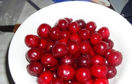 1. Этап. Вкусный пирог с вишней и творогом: 9. Преступайте к подготовке вишни. Помытые плоды промокните от излишней воды. Извлеките из плодов косточки.