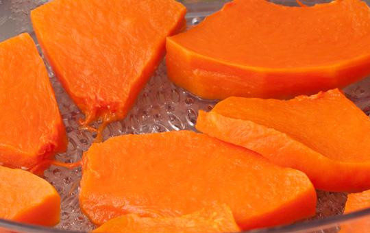 1. Этап. Оладьи из тыквы с сыром: Начинаем стандартно - очищаем тыкву от семян и кожуры, а мякоть нарезаем не очень большими кусочками. Теперь наша задача - сделать тыкву мягкой. Я ее обычно варю в воде - проще и полезнее всего.