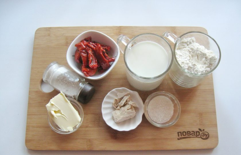 1. Этап. Хлеб с вялеными помидорами: Подготовьте ингредиенты для приготовления хлеба с вялеными помидорами.