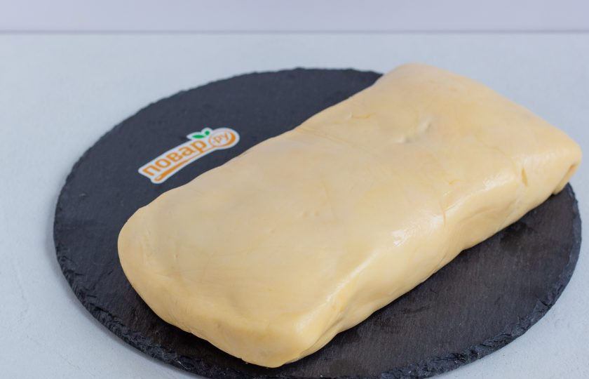 1. Этап. Салат Новогодний подарочек: Затем сверху на полученный результат поставьте блюдо и переверните вместе с салатом. Таким образом швы останутся на дне.