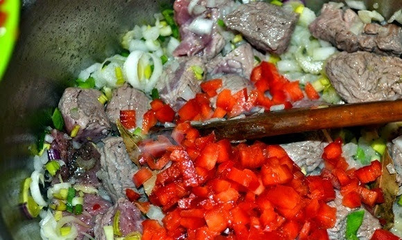 1. Этап. Рагу из говядины в тыкве по-аргентински: К мясу добавляем репчатый лук, зеленый и лук-порей, сельдерей и чили.