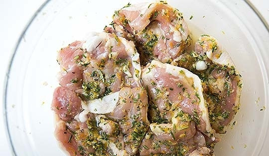 1. Этап. Куриные бедра с лимоном и розмарином: 2. Вымойте мясо и оботрите его салфетками насухо, поместите мясо в миску и добавьте маринад, перемешайте и оставьте минимум на 1 час, а лучше на ночь в холодильнике. За час до приготовления достаньте мясо, чтобы оно нагрелось до комнатной температуры.