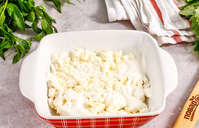 1. Этап. Десертные роллы: Творог смешайте со сметаной и сахаром.