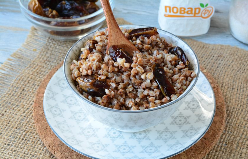 1. Этап. Гречка с финиками: Готовую кашу в горячем виде подавайте к столу. Приятного аппетита!