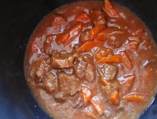 1. Этап. Фасоль с мясом в мультиварке: Вливаем томатный сок, кладем соль и перец по вкусу. Тушим 40-45 минут.