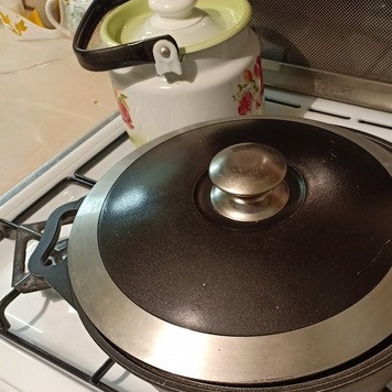 1. Этап. Жарено-тушеное мясо: Затем убавить огонь до минимума, накрыть казан крышкой и тушить 30-40мин.