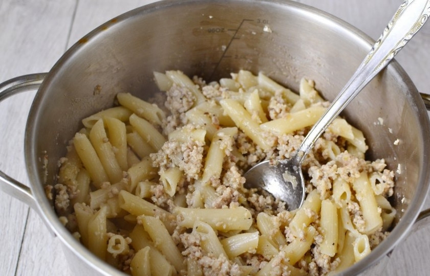 1. Этап. Макароны по-флотски вкусно: Обжаренный фарш добавляем к макаронам и все хорошенько перемешиваем. По желанию можно добавить немного томатной пасты.