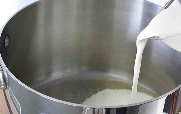 1. Этап. Ореховые пирожные со сливочным соусом: 4. Тем временем приготовить соус. Растопить сливочное масло в средней кастрюле на среднем огне. Затем добавить сливки, кленовый сироп и кукурузный сироп. Довести смесь до кипения на среднем огне в течение 20-30 минут, пока она не загустеет. Как только соус сократится примерно на 1/3, он готов.