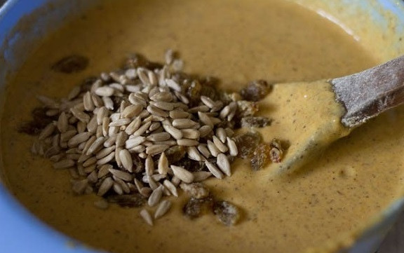 1. Этап. Тыквенные маффины: Потом в тесто всыпьте семечки и промытый изюм. Ещё раз перемешайте массу.